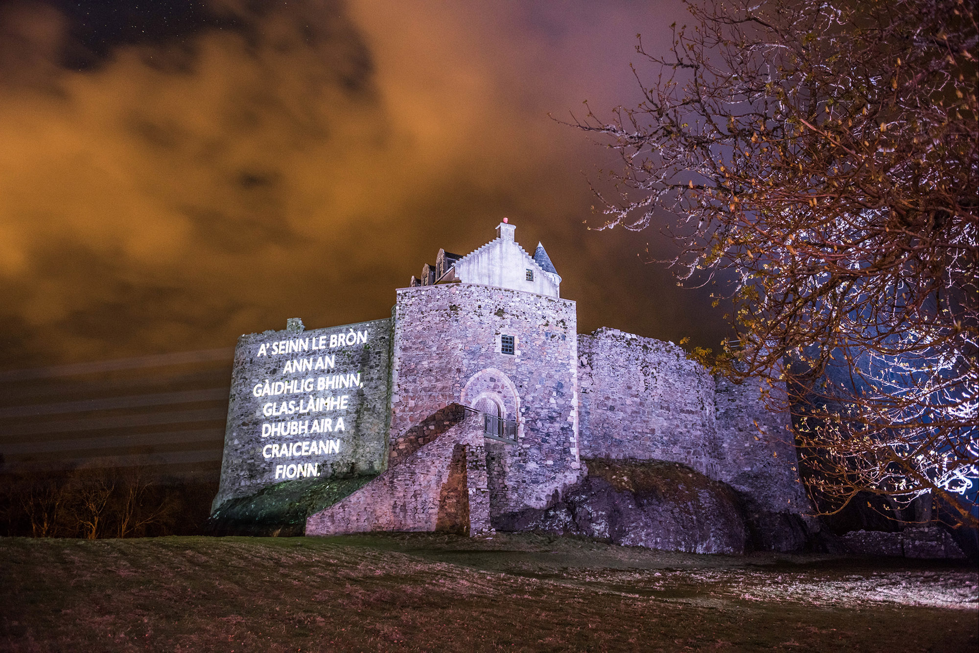Òran nan Clachan projection timelapse film, Dunstaffnage Castle